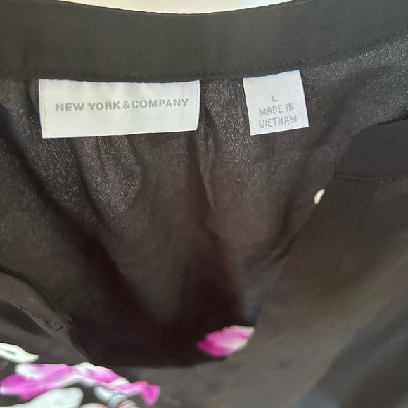 New York and Company short sleeve floral blouse. - Picture 4 of 10